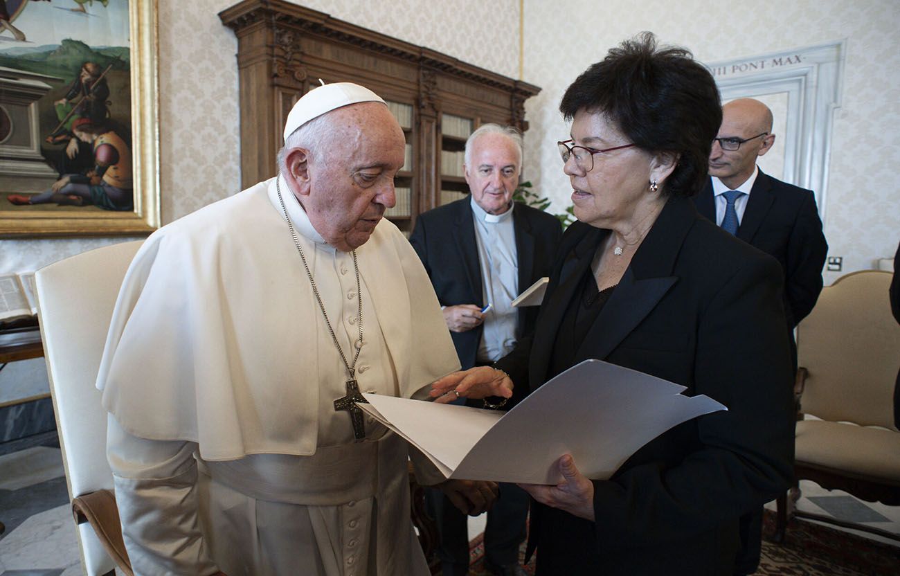 Laura Moreno entrega cartas de opositores al Papa Francisco